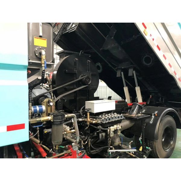 Cummins 140HP Street Cleaner Truck , Road Washing Truck With Monitor