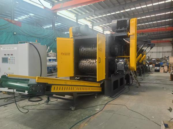 Machine de déchiquetage et de granulage en plastique horizontal de tuyaux HDPE et PVC automatique et à haut rendement