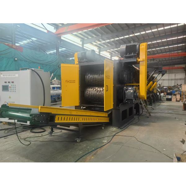 Machine de déchiquetage et de granulage en plastique horizontal de tuyaux HDPE et PVC automatique et à haut rendement