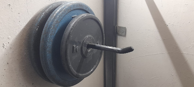 Los soportes de montaje de pared de neumáticos negros son imprescindibles para organizar herramientas eléctricas escaleras bicicletas