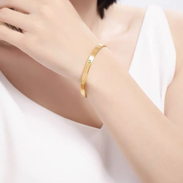 Women's Luxury 10K 14K 18K Gold Round Shape Bangle with Diamond Inset with Classic Romantic Style Wedding Parties IGI Certified