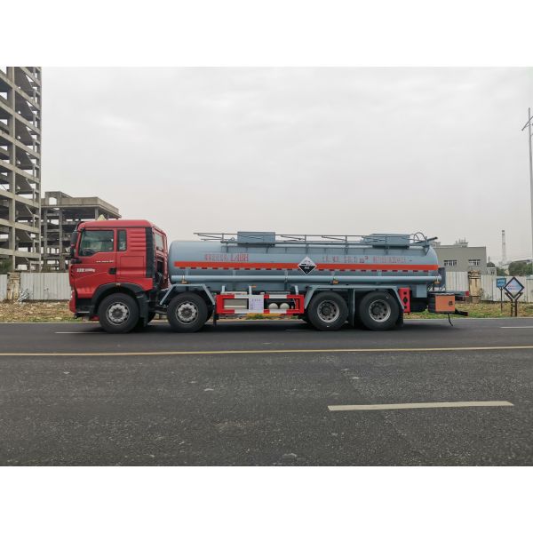 Speed 11 CBM 8x4 Sinotruk HOWO Cargo Truck For Corrosive Goods Transportation