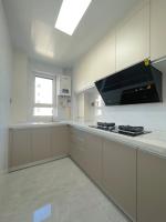 Cuarto de cocina moderno con bisagras suaves cerradas