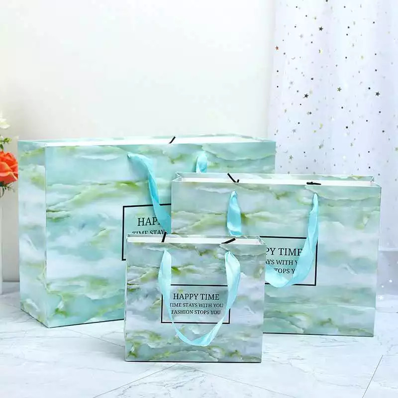 Подгонянный бумажный мешок бутика логотипа 180gsm-500gsm с ручками