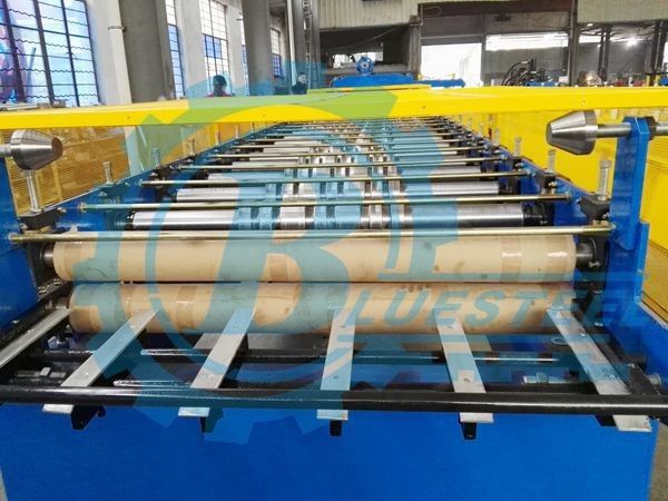 Rollo de aluminio automático de la teja que forma la máquina para cubrir el CE