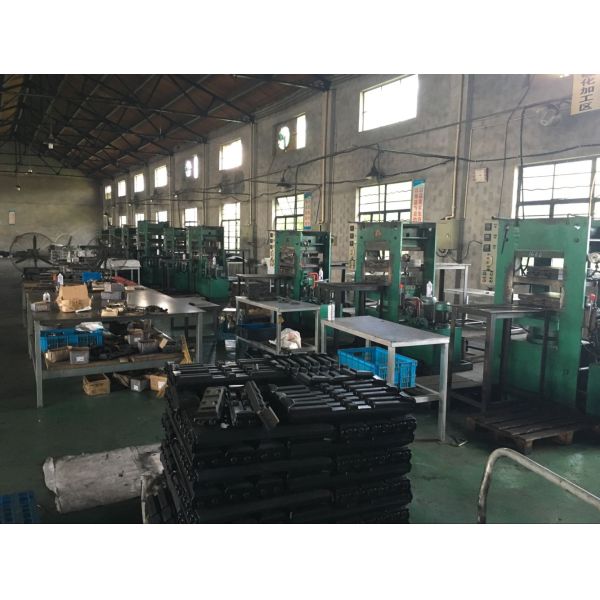 500mm Wide 171 Pitch Chain On Black Excavator Rubber And Steel Rubber Pads