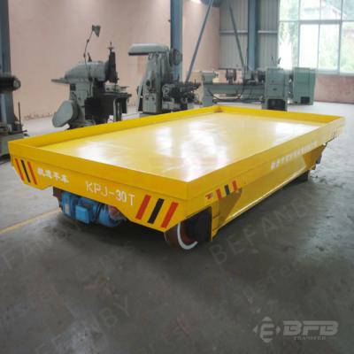 cerque o carro de transferência com a barra para a cadeia de fabricação da produção