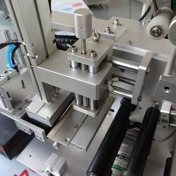 Automatic Manual Flat Mylar Bag Labeling Machine Label Applicator For Cardboard Boxes