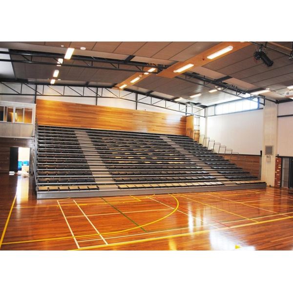 Ретрактабле место на открытой трибуне футбольного стадиона/подгоняло крытый цент