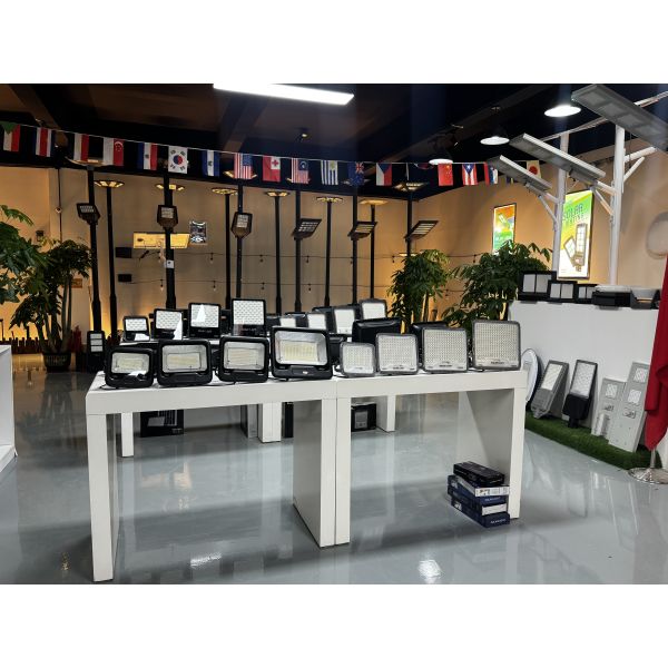 Outdoor Solar Flood Light Auto Light Sensing High Power LED Long Lasting Charge