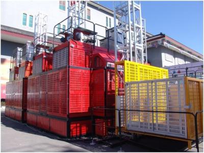 Elevador da construção da grua do material de construção SC200 com controle de VFD/o mastro galvanizado e a gaiola mergulho quente com grua da barra