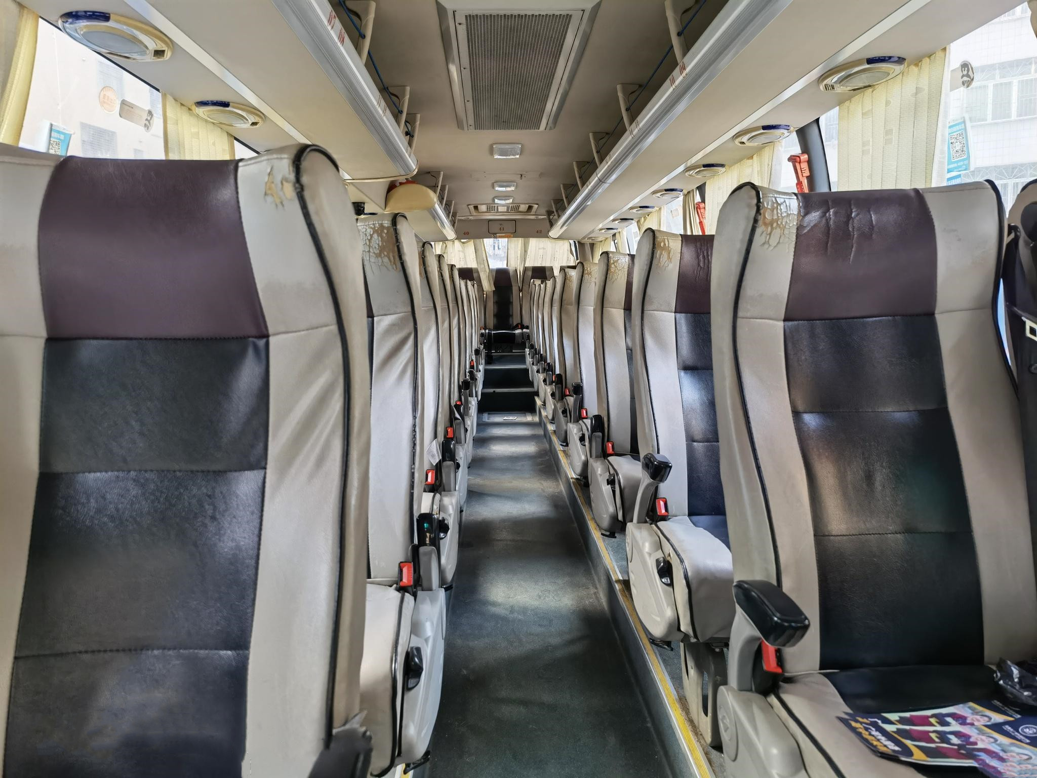 Двигатель подержанного туристического автобуса мест двери 47 автобуса пассажира Буша весны лист туристического автобуса одиночного задний