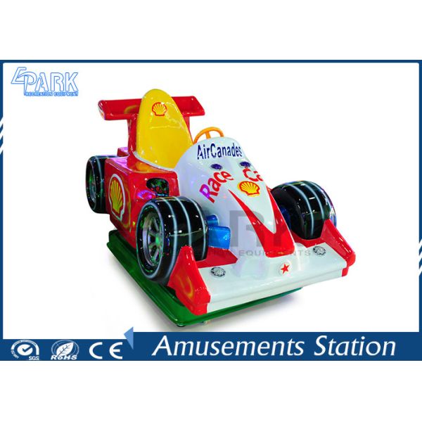 La voiture de l'oscillation des enfants badine la machine à jetons de jeu