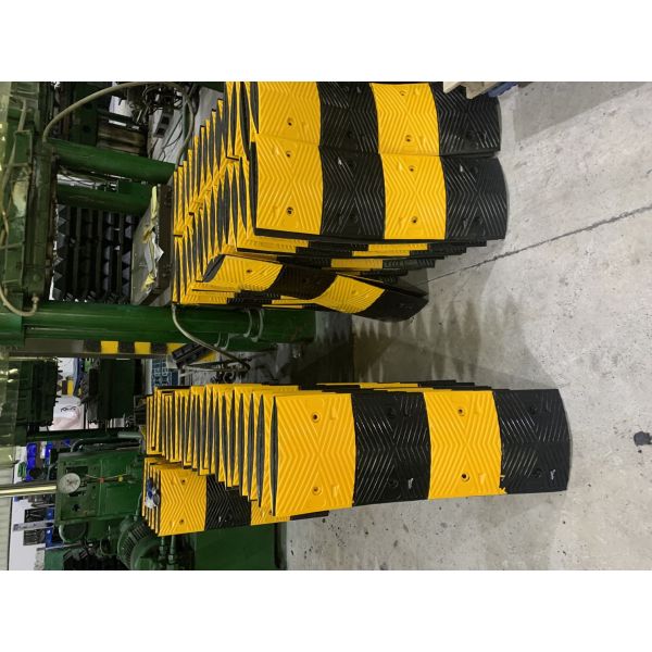 20 Years Yellow & Black Rubber Speed Hump Steel Speed Bump for Roadway Application