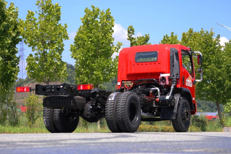 15 ton 4x2 flat cab truck chassis diesel power for body‑building modification export