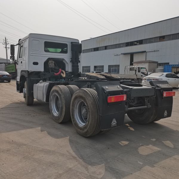 Radial Tire Design Sinotruk HOWO 6X4 375HP Good Condition Tractor Truck Sleeper Cab