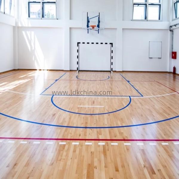 Chine fournisseur assemblé Cour de basket-ball en bois Portable Solid Basket-ball Badminton intérieur Système complet Sports Plancher en bois