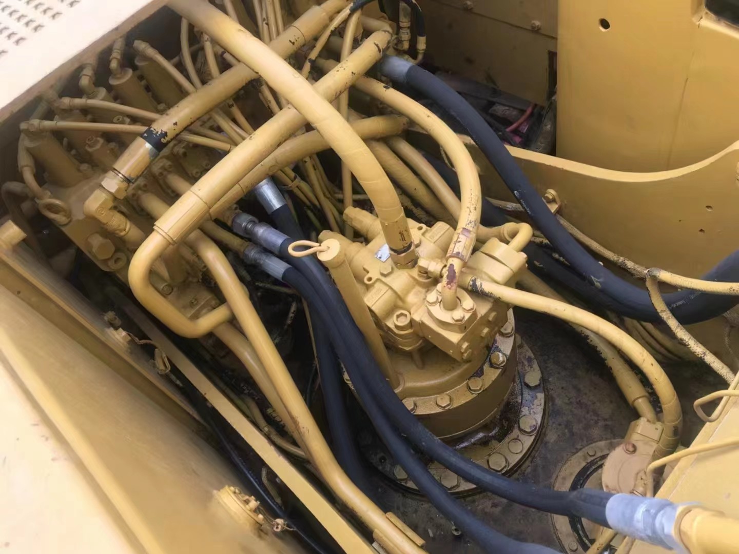 Подержанный экскаватор Cat 320C, в хорошем состоянии, доступен сегодня.