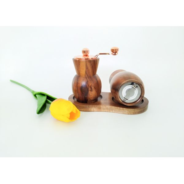 Древесина натурального цвета, деревянный набор для измельчения соли и перца.
