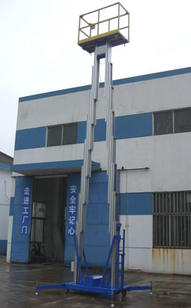 Rebocando o elevador hidráulico dobre a plataforma de trabalho aéreo 12m e 200Kg de carregamento do mastro