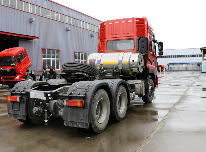 Dongfeng 6x4 460hp LNG CNG Tractor Truck With Diesel Fuel Left Steering Trailer Head
