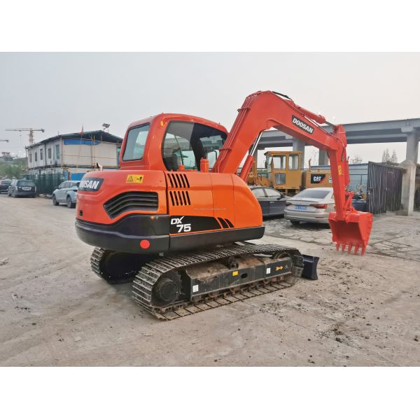 Excavateur DOOSAN DX75 Économie d'énergie et abordable pour les besoins de concassage manuel utilisé