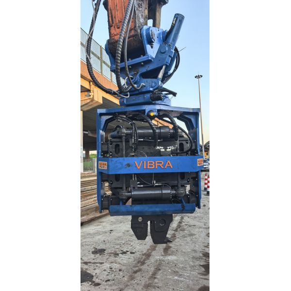 Side Grip Pile Driver with 360 Degree Rotation & Low Headroom Operation Capability