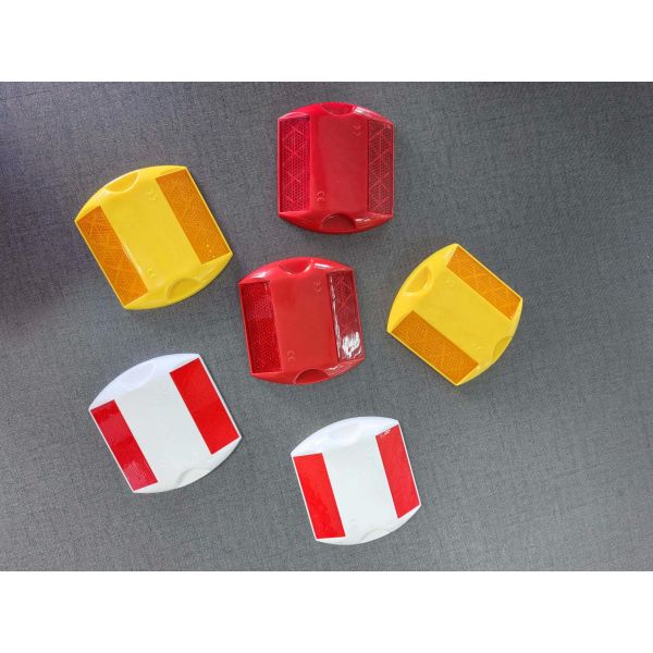 Cat Eye Road Stud with 360° Reflective Angle and 15 Tons Compressive Strength for Highway Safety