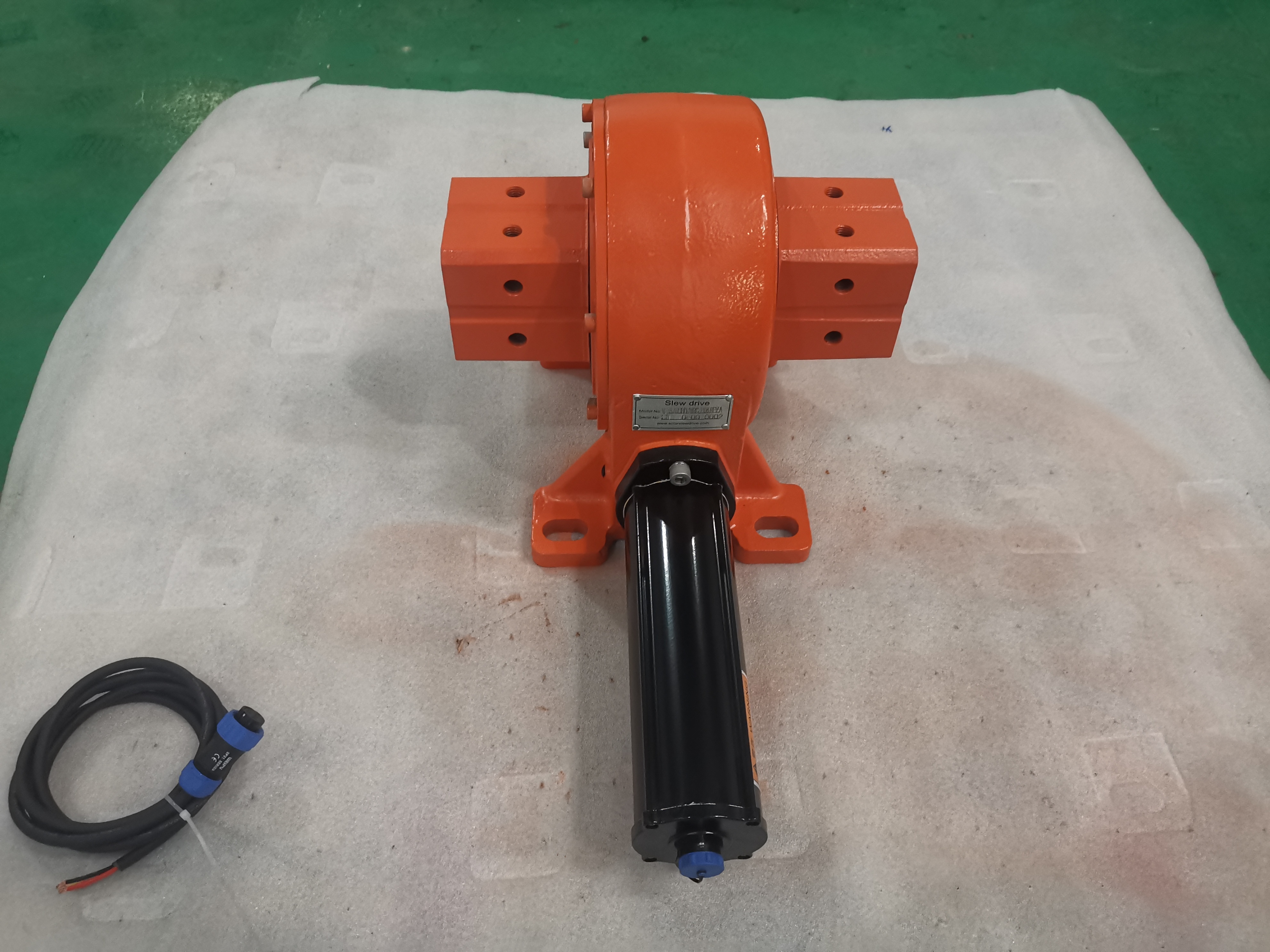 VE7 24V DC Reducer Motor Strong Torque Solar Slew Drive For Slow Rotating