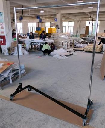 Z Base Industrial Pipe Clothing Rack Retail Clothing Display Fixtures Long Lasting