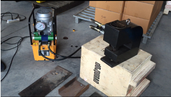 Iron Sheet Hydraulic Hole Punch Machine 100 Ton With Hand Foot / Electric Pump