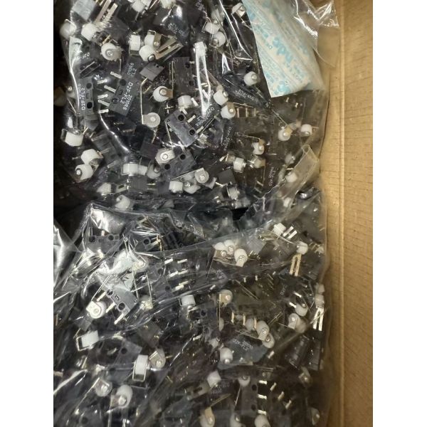 D2F-FL2 Omron 1A Basic Micro Switch Low Operating Force 0.74 N Hinge Roller Lever PCB Terminals