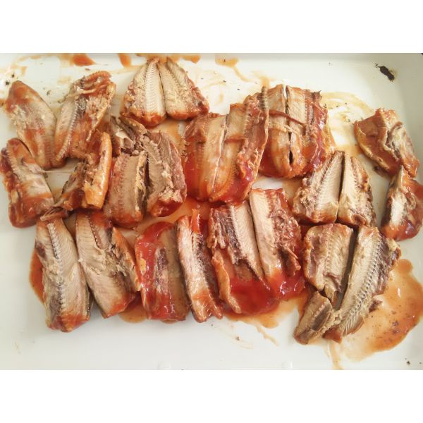Pacific Mackerel Fish Canned Food In Hot Chili Tomato Sauce ISO Certified