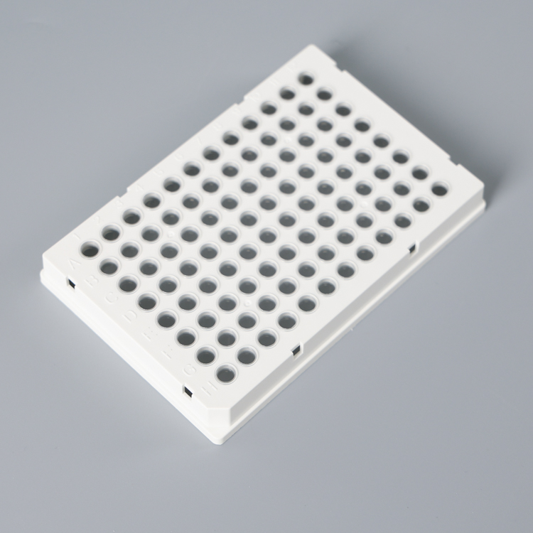 pcr plate 100 Ул полностью обогнули белые плиты ПКР с прозрачными трубками устранимыми пластиковыми плитами