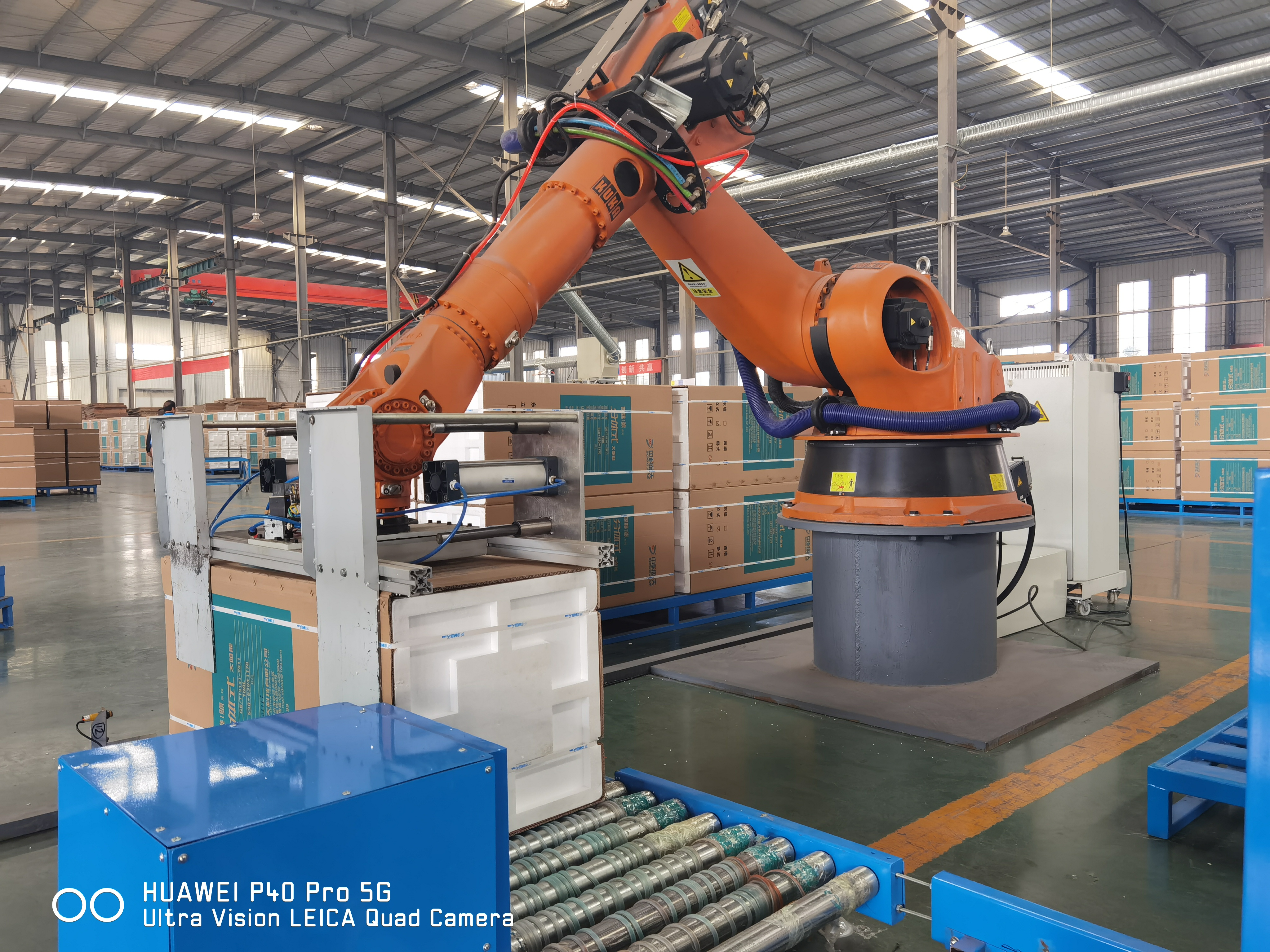Рука робота заварки пятна руки KUKA KR240R2900 подержанной 6 оси промышленная используемая робототехническая
