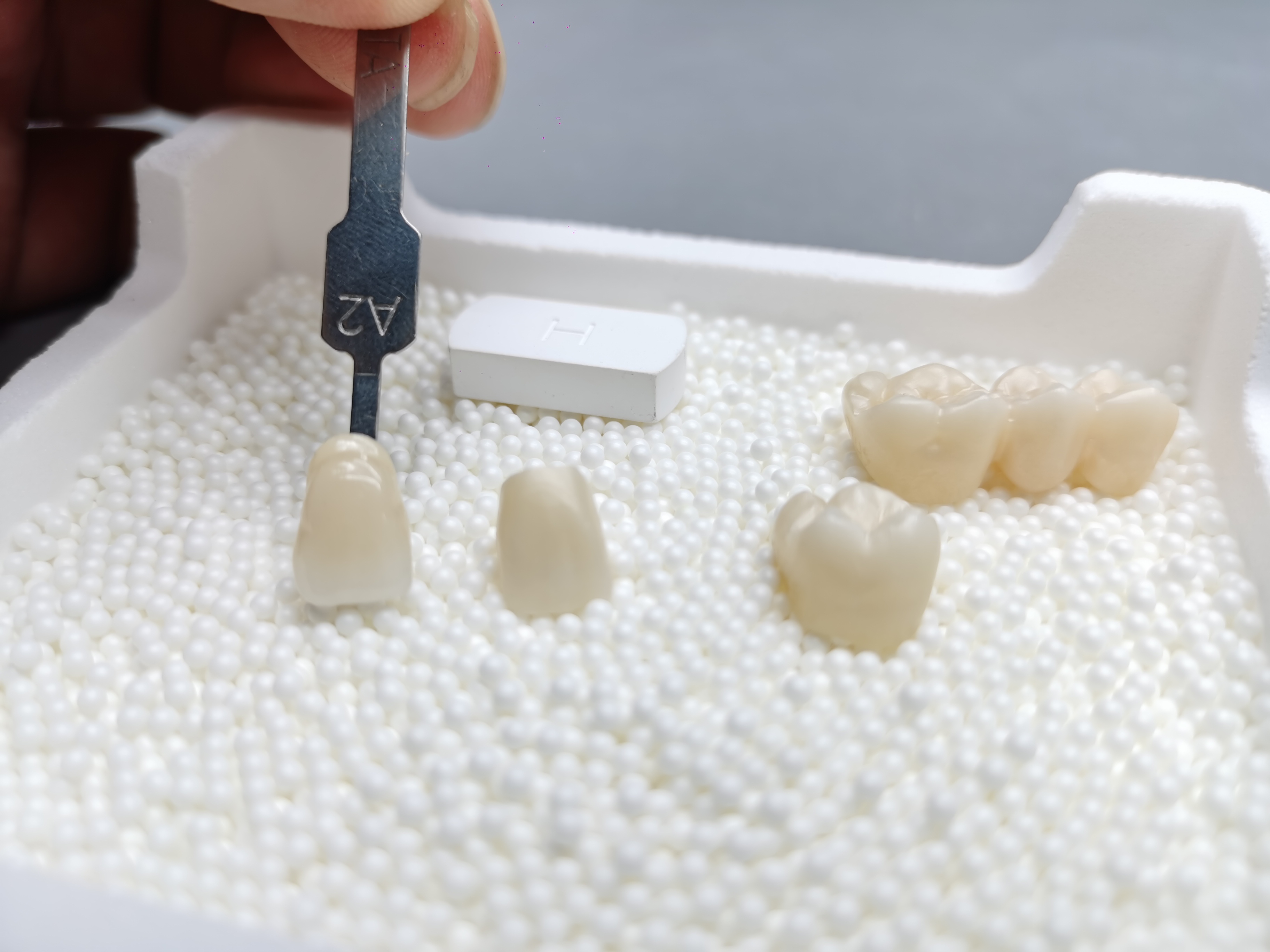 собственная личность блока Zirconia 22mm 25mm керамическая зубоврачебная покрасила аттестацию CE ISO использованный в монолитовых восстановлениях и застекленный