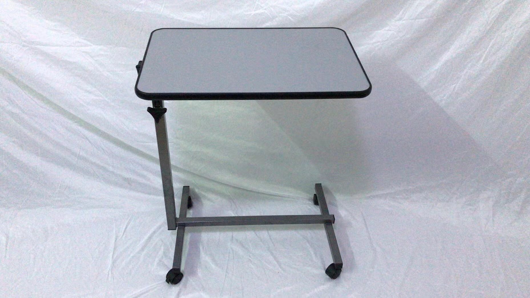 Откидной столик больничной койки пациентов 700mmx1010mm Overbed с колесами
