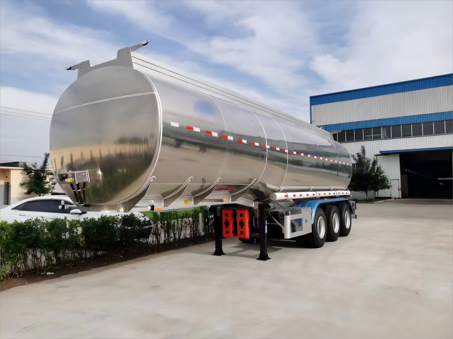CIMC new design hot sale 3 axles Liquefied Natural Gas Cryogenic Trucks for LNG Gas Station new design gas cylindrical tanker