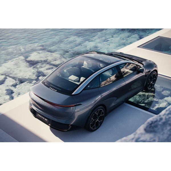 2024 Zeekr 007 Pure Electricity 2WD 4WD 422hp 646hp Car with Maintenance-Free Load-Acid Battery and 255/40 R20 Tires