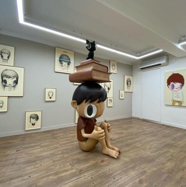 Handpainted Wooden Art Sculpture Gallery With Wall Hanging Type