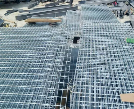 Hot Dip Galvanized Steel Bar Grating with Customizable Sizes and Anti-Rust Properties for Municipal Projects