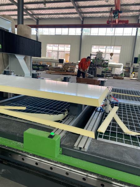Centre de traitement pour panneaux de carrosserie isolés en composite
