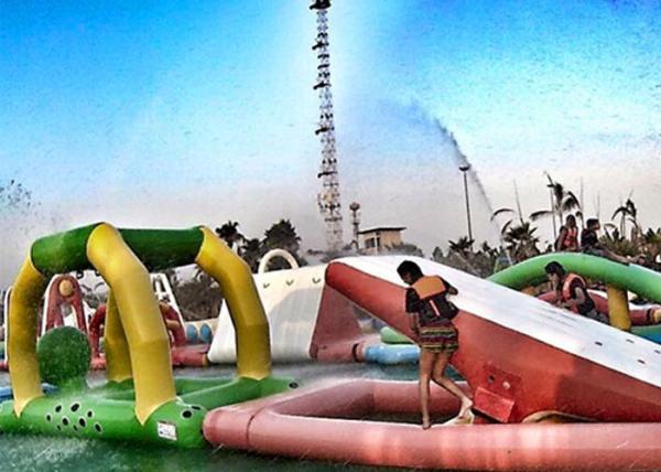 A água da família estaciona para o divertimento, parque inflável da água das ondas do verão para crianças/adulto