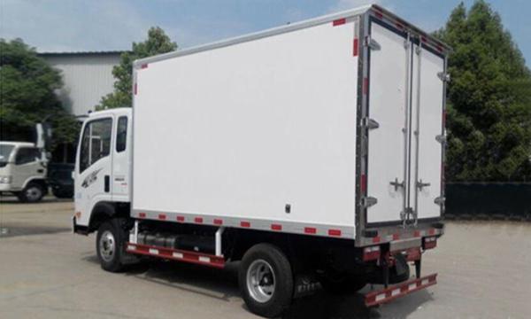 7 つの T はトラックおよびバン LHD 4X2 のユーロ 2 の Closed ヴァン Truck With によっての凍らせていた箱を冷やしました
