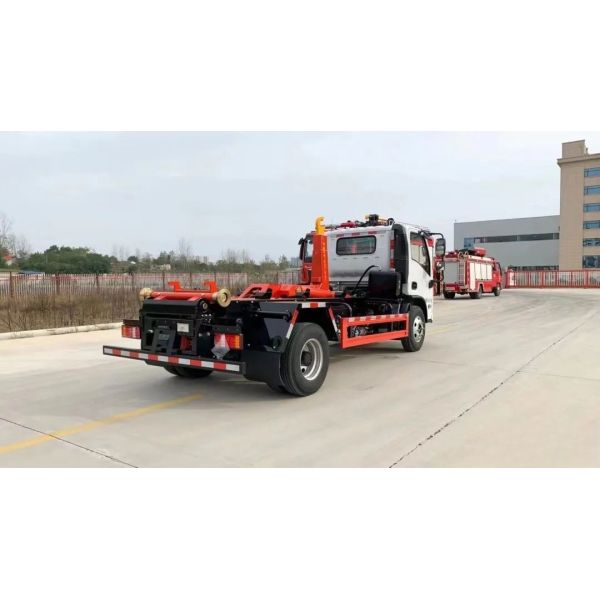 4*2 Lift Hook Swing Arm Garbage Transport Compactor Truck in 5620mm*2100mm*2300mm Dimensions