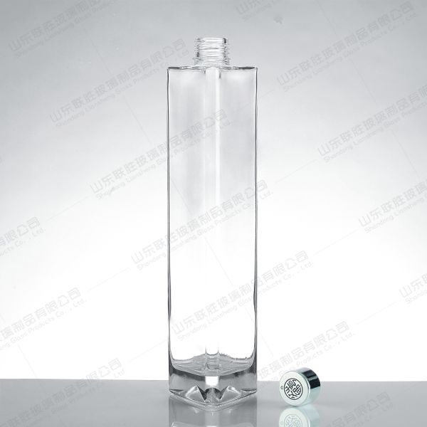 Прозрачная стеклянная бутылка с белым вином для ликера