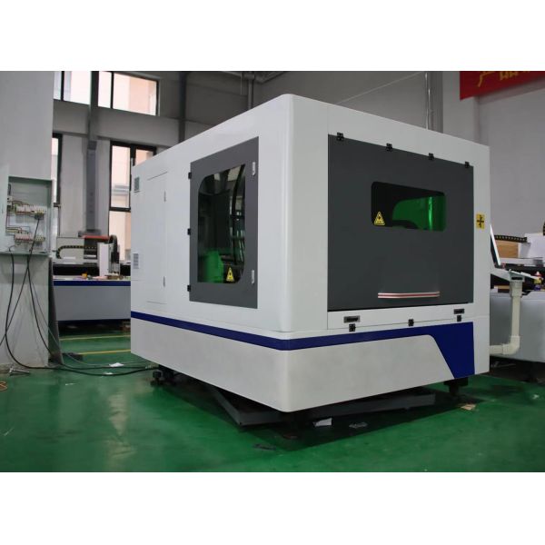 Raytools Laser Head Metal Stainless Steel Tube and Iron Sheet Automatic Closed Fiber Laser Cutting Machine
