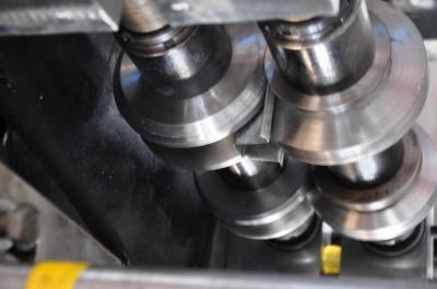 3 o parafuso prisioneiro e a trilha do metal da fase 50Hz rolam formando a máquina para o fardo de aço de pouco peso
