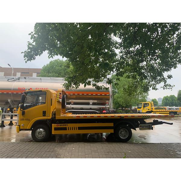 7890*2400*2550mm ISUZU Flat-Bottomed Remote Control Barrier Truck For Barrier Control