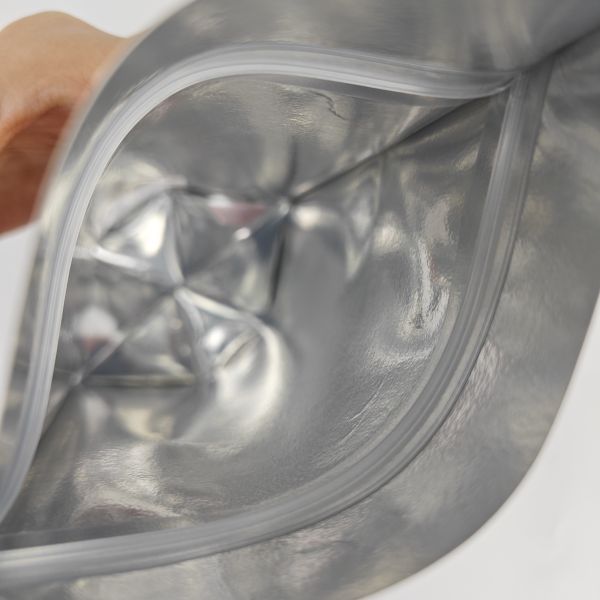 Des échantillons gratuits de haute qualité de papier kraft de qualité alimentaire 90g sacs d'emballage de collation tiennent la pochette à fermeture éclair avec fenêtre transparente